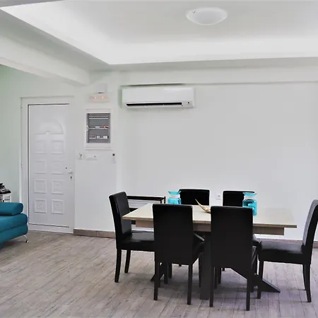 Anelia Boutique & פליראקי